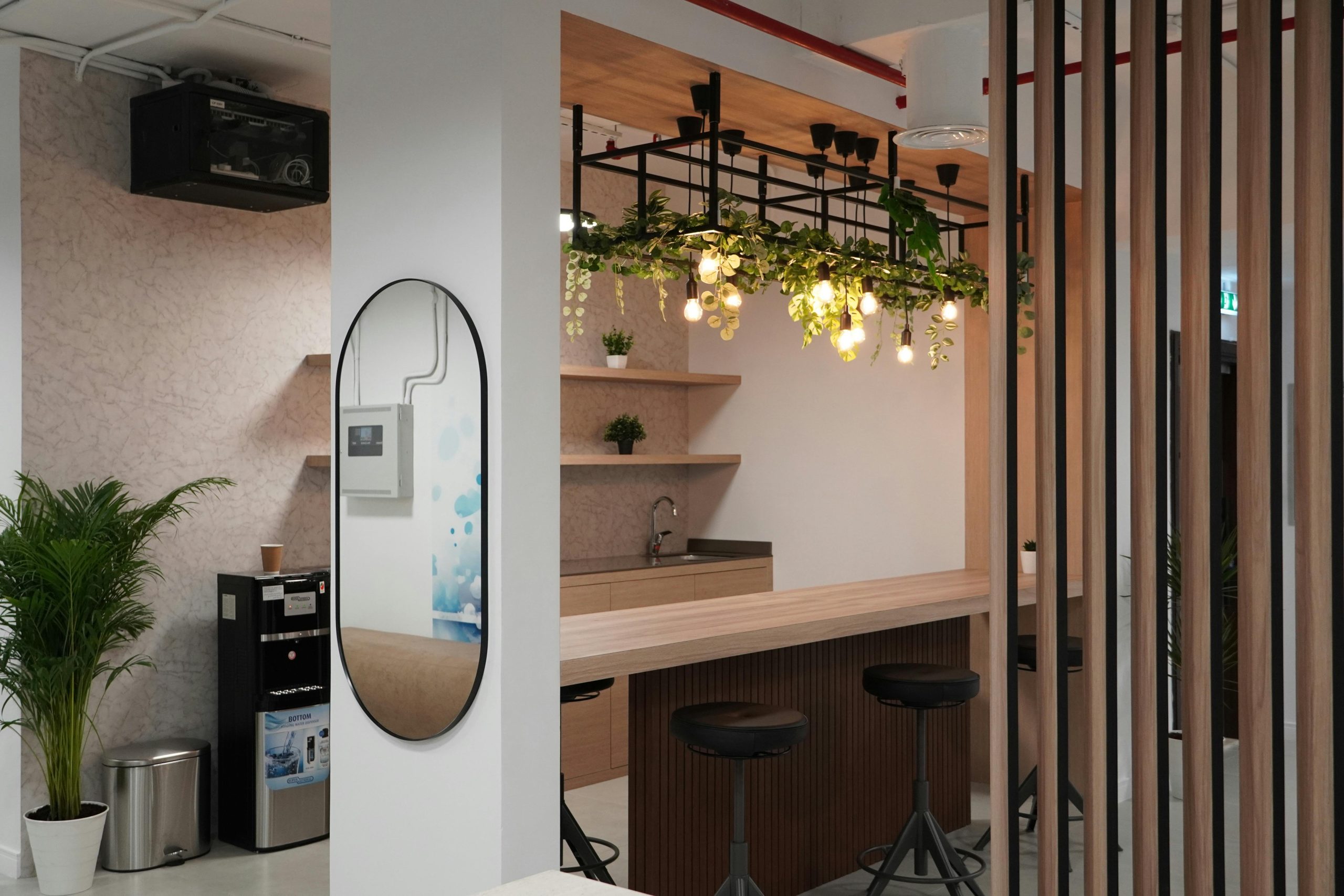 Energy-Efficient Mirror with Lights for Contemporary Homes